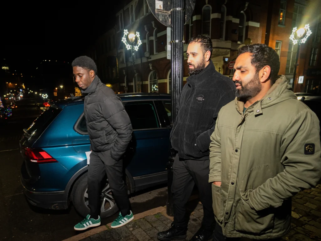 Group-of-people-walking-and-discussing-finance-topics-in-the-city